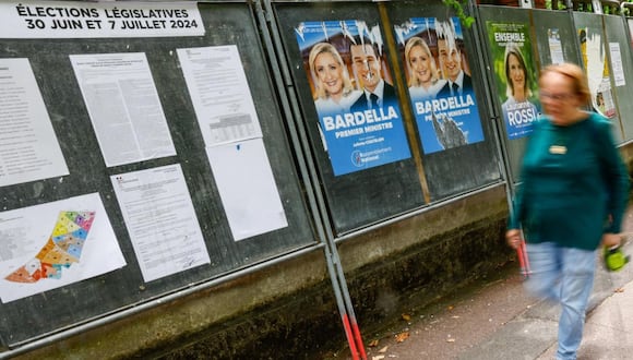 Carteles electorales legislativos en vallas publicitarias, incluida la miembro del parlamento francés y anterior candidata a las elecciones presidenciales francesas Marine Le Pen (C-L) y el líder del partido francés de extrema derecha Rassemblement National (RN, Frente Nacional) Jordan Bardella (C-R). Foto: EFE/EPA/Mohammed Badra