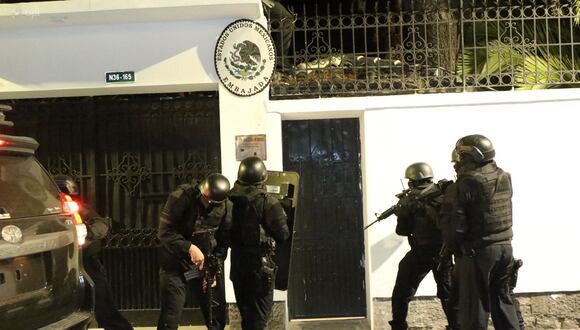 Las fuerzas especiales de la policía ecuatoriana intentan irrumpir en la embajada de México en Quito para arrestar al ex vicepresidente de Ecuador, Jorge Glas, el 5 de abril de 2024. (Foto de ALBERTO SUÁREZ / AFP)