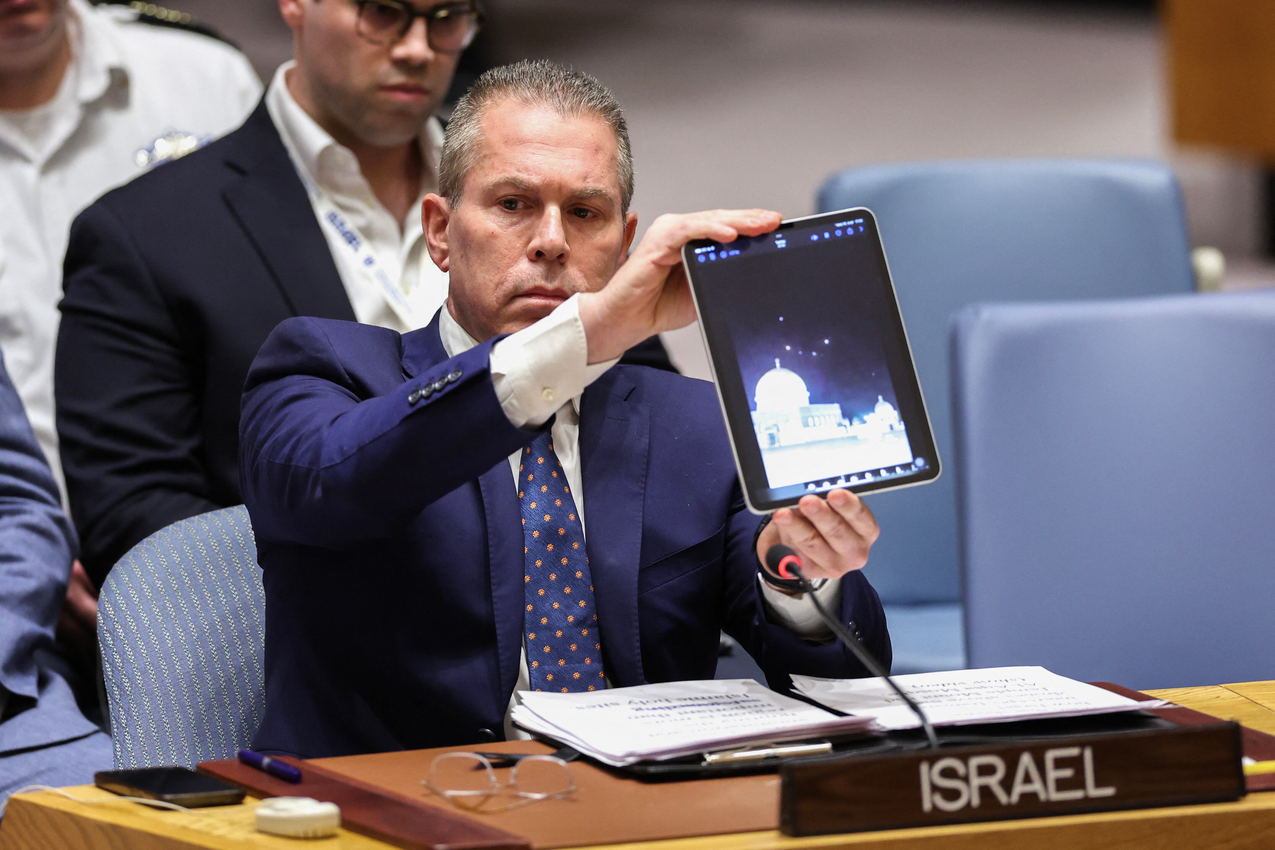 El embajador de Israel ante la ONU, Gilad Erdan, muestra un video durante una reunión del Consejo de Seguridad sobre la situación en Oriente Medio, incluido el reciente ataque de Irán. (Foto de Charly TRIBALLEAU / AFP).