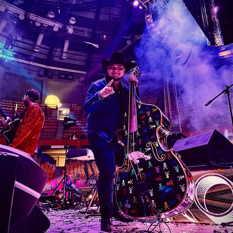 David Tololoche en el escenario junto a El Fantasma. (Foto: David Moreno Grijalva / Facebook)