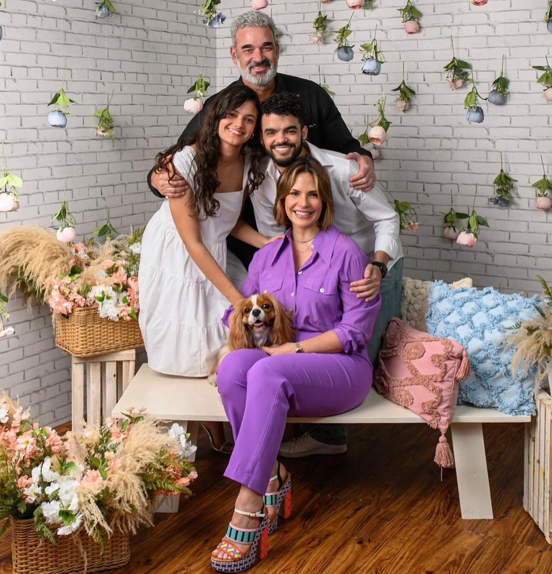 Yolanda Martínez junto a su familia, incluyendo a Adela Molina, quien perdió la vida a finales de agosto (Foto: Yolanda Martínez / Instagram)
