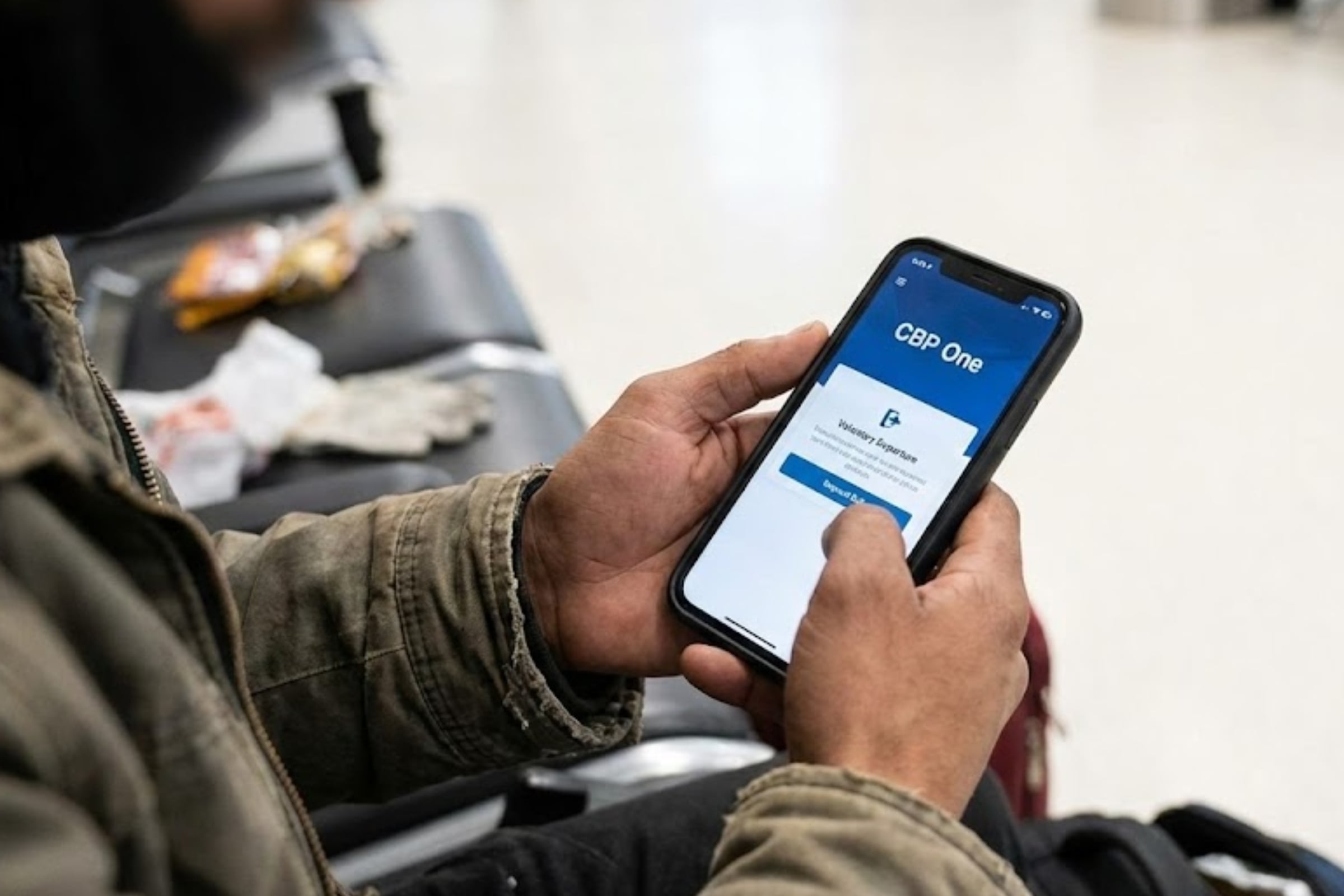 Para incrementar las salidas voluntarias de inmigrantes de EE.UU., el gobierno de este país decidió otorgar incentivos económicos. (Crédito: Imagen creada por El Comercio MAG usando la IA de 'Gemini')