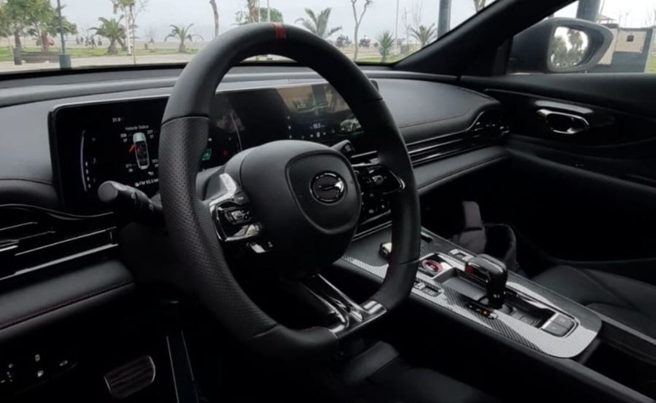 El interior del GAC Empow mantiene detalles deportivos con costuras rojas en el timón y asientos, además cuenta con insercciones con material tipo fibra de carbono. (Foto: Fernando Roca Canales)