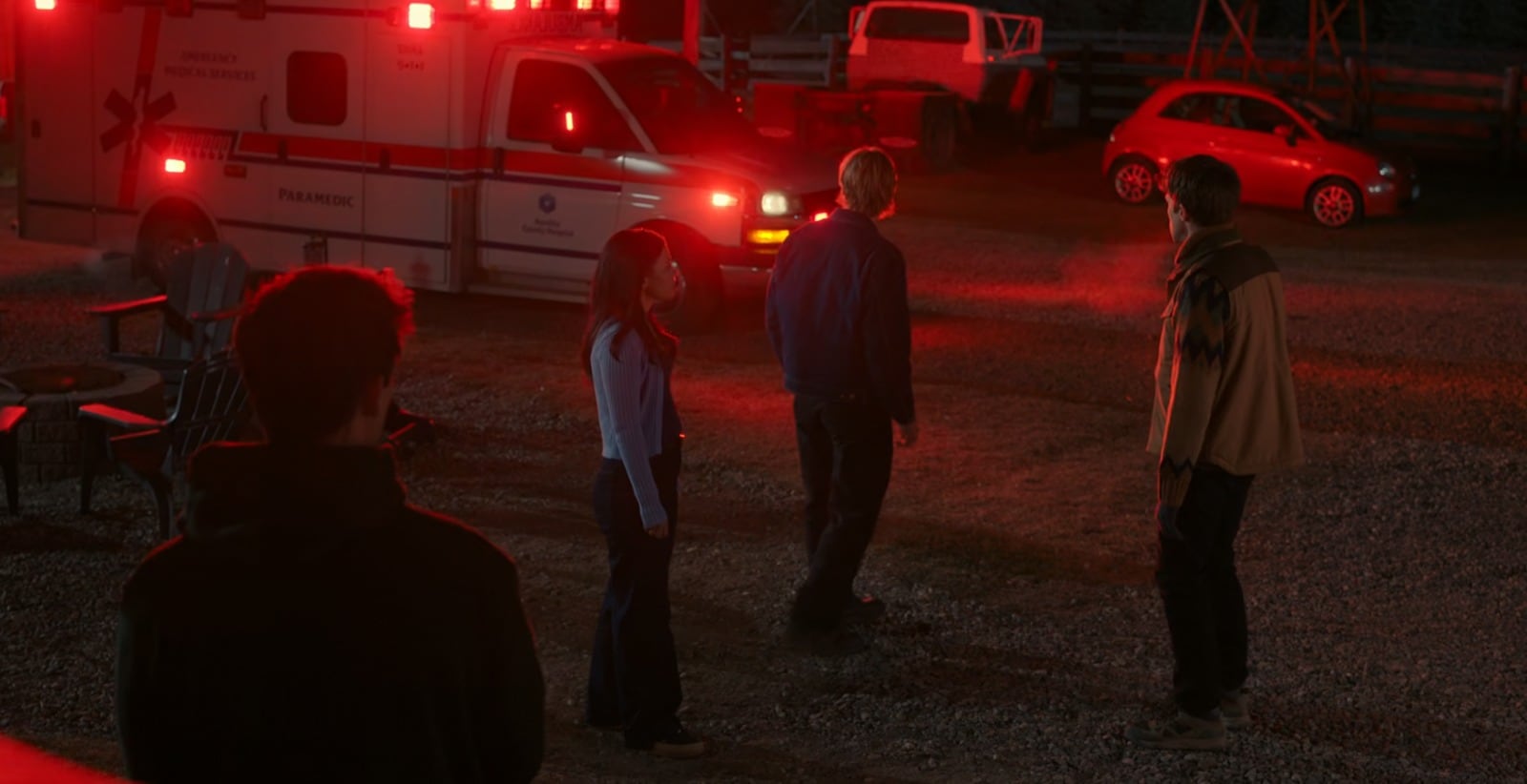 El momento en que llegan las ambulancia al racho debido a un problema de salud de George, el padre de los Walter (Foto: Netflix)