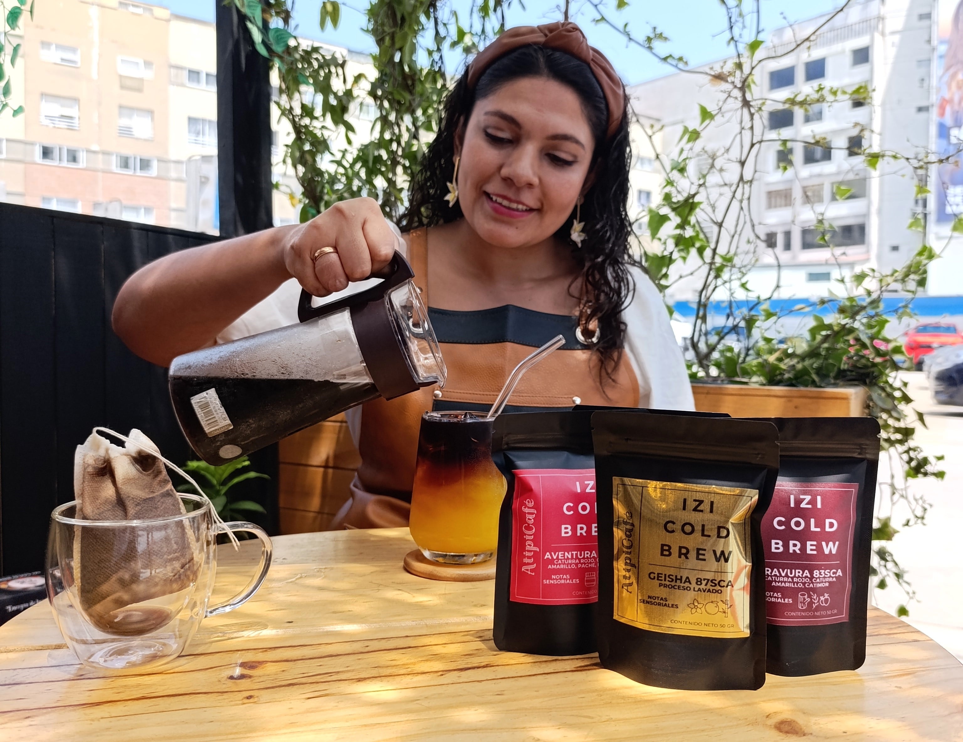 Izi Cold Brew contiene un pack de bolsas filtrantes (como la que se muestra en la taza de la izquierda) que permite infusionar el café en frío de forma práctica. (Foto: Norka Peralta)