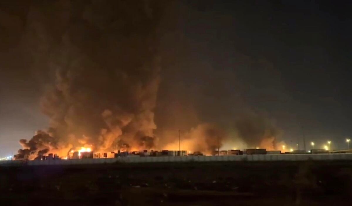 Humo elevándose en el puerto de Rajaie, en la ciudad de Bandar Abbas, en el sur de Irán, el 27 de abril de 2025. (Foto de EFE/EPA/SOCIEDAD DE LA MEDIA LUNA ROJA DE IRÁN)