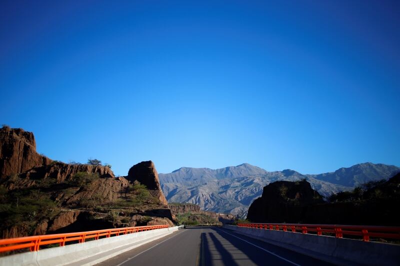 La ruta 3S nos muestra un árido paisaje que contrasta con los verdosos cerros que nos habíamos encontrado hasta ahora.