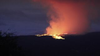 El volcán Mauna Loa, el más grande del mundo, dispara fuentes de lava de hasta 60 metros