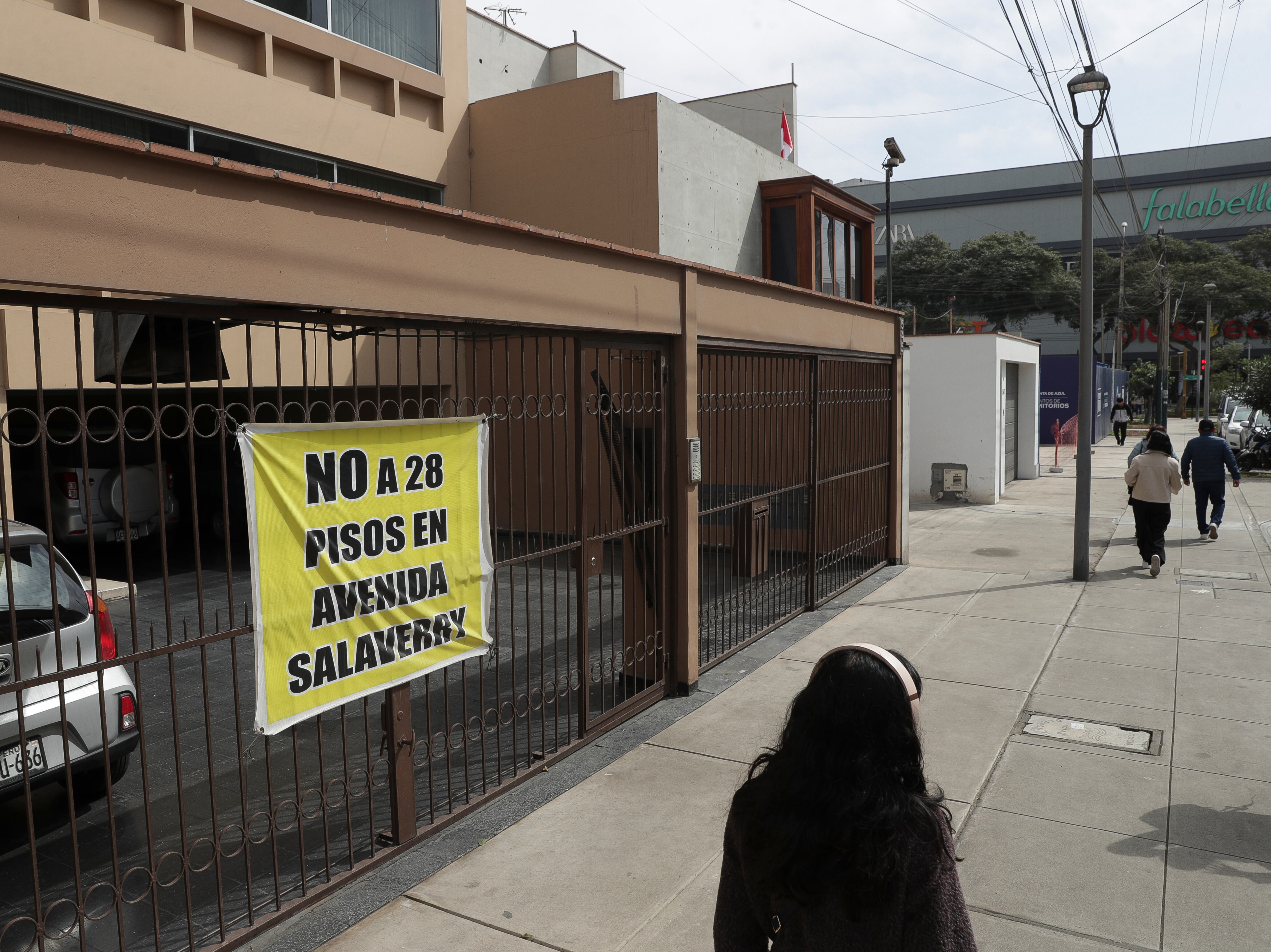 Carteles en la calle Burgos en rechazo al proyecto. Fotos: Julio Reaño/@photo.gec