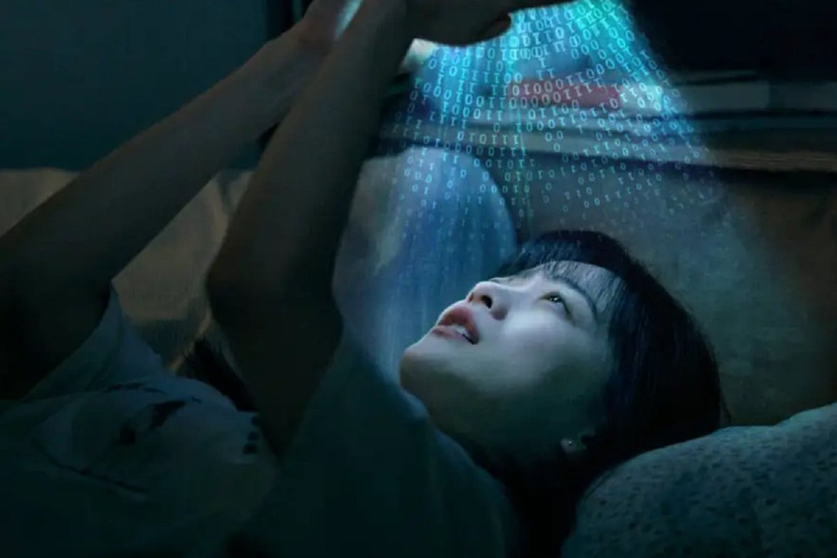 Na-mi es vigilada por el acosador en la película coreana "Identidad desbloqueada" (Foto: Netflix)