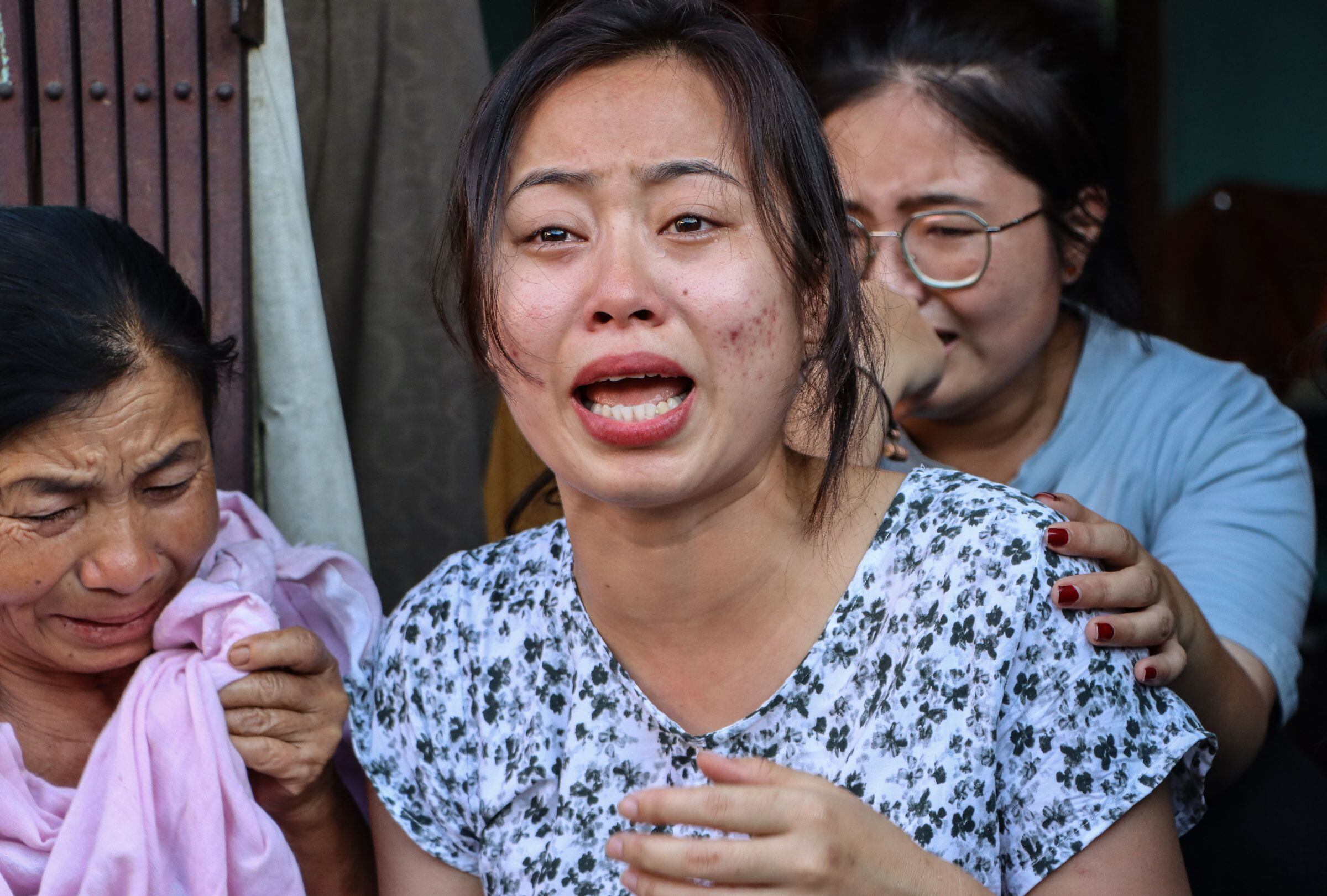 Familiares de uno de los tripulantes del vuelo 171 de Air India lloran la tragedia. Hasta el momento solo habría un superviviente (Foto: AFP)