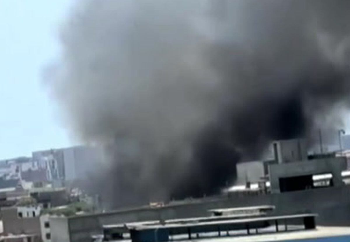 El humo se puede ver a varios kilómetros de distancia. Foto: Canal N