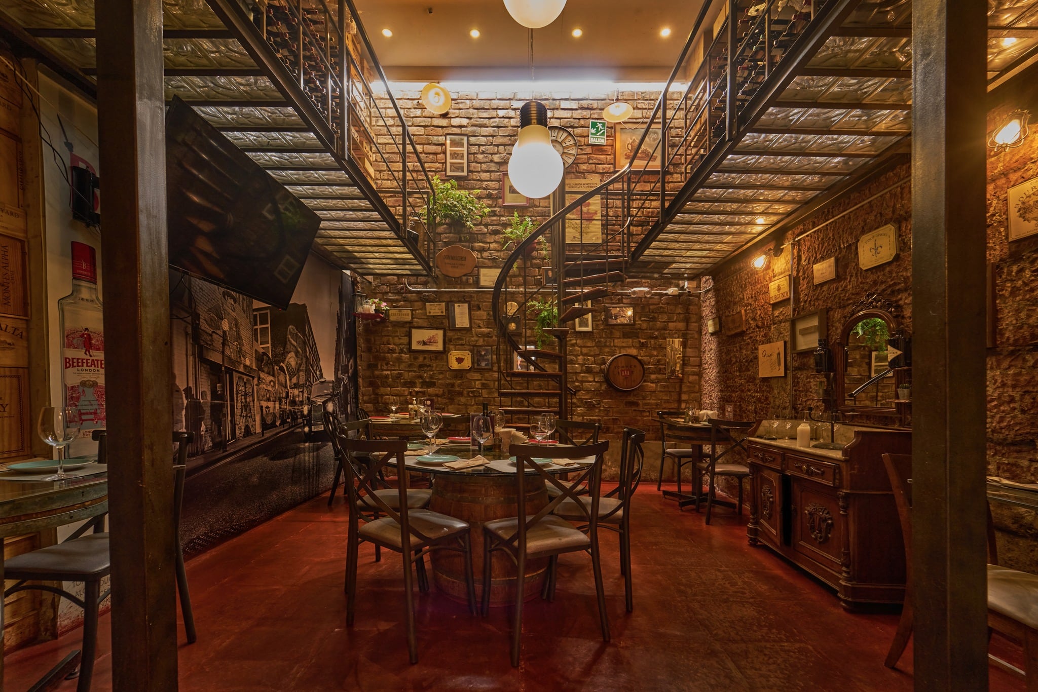 El restaurante Don Felipe se ubica en el corazón de Caminos del inca y se especializa en comida española. Hay desde embutidos hasta paellas o tortilla de papas.