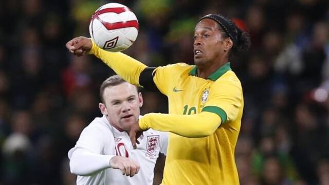Inglaterra venció 2-1 a Brasil y Ronaldinho falló un penal