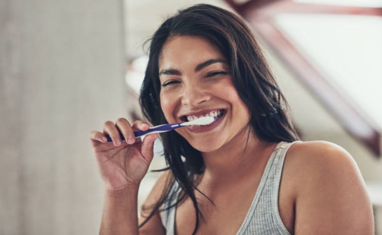 Este es el orden correcto para lavarse los dientes, según especialistas: ¿cepillo, hilo dental o enjuague?. (Fuente: iStock)
