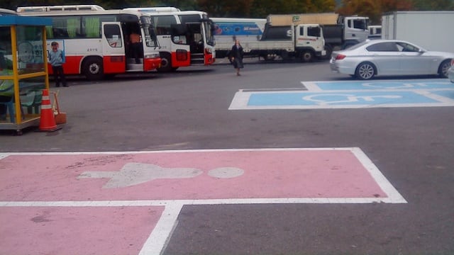 Crean estacionamientos más grandes para mujeres