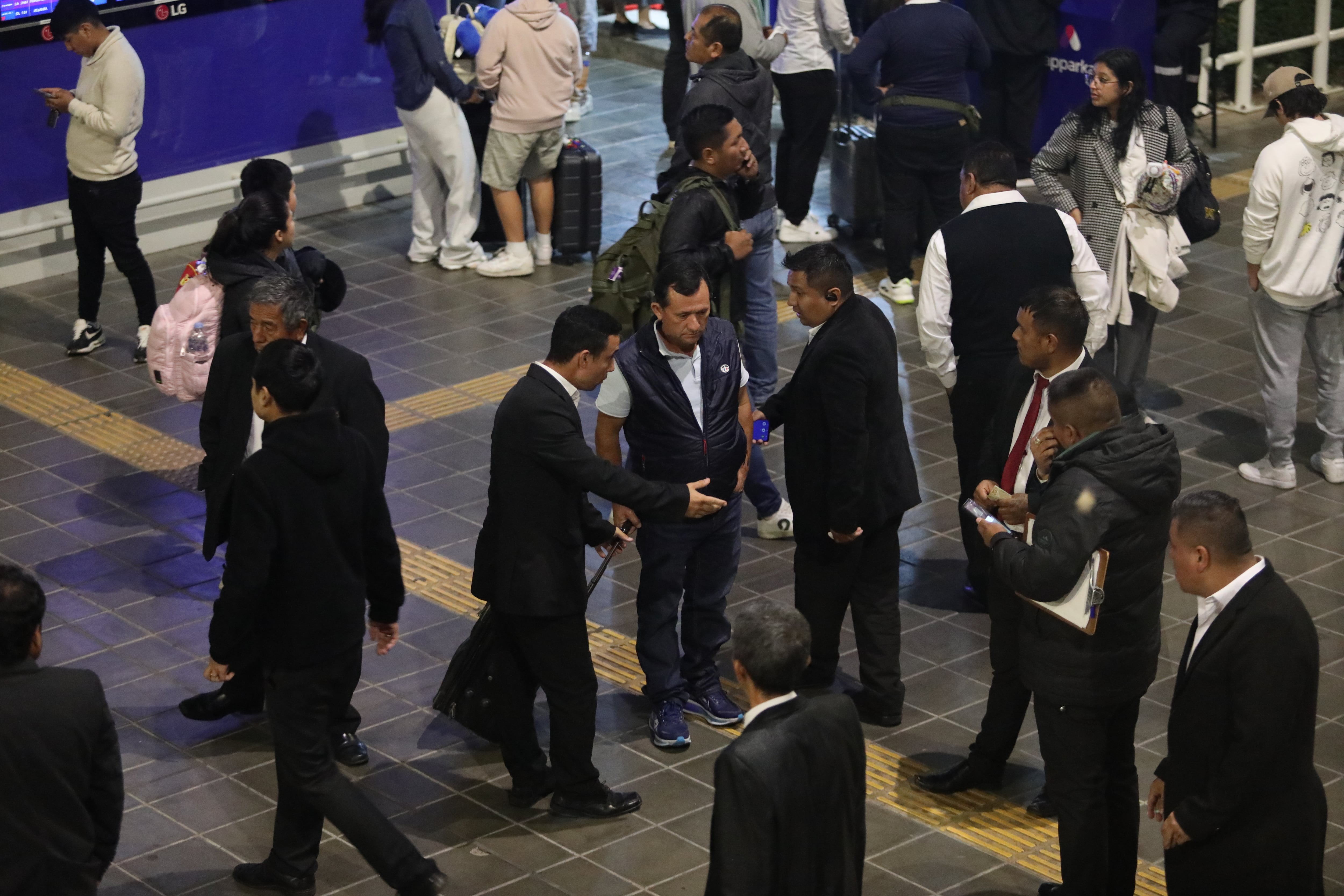 Los jaladores se encuentran en la zona cercana a los puntos de pago del estacionamiento de corta estancia, por el que pasan los recién llegados al aeropuerto. Foto: Antonio Melgarejo.