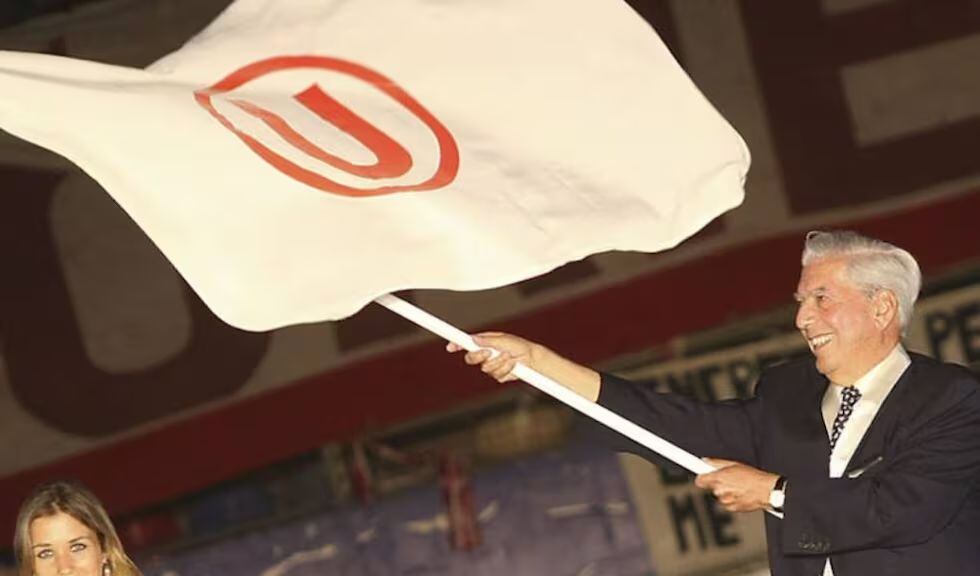 Mario Vargas Llosa fue condecorado como Socio Honorario de a 'U'.
