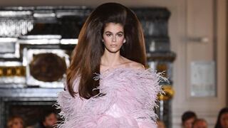 El arriesgado peinado de Kaia Gerber en la pasarela de Valentino