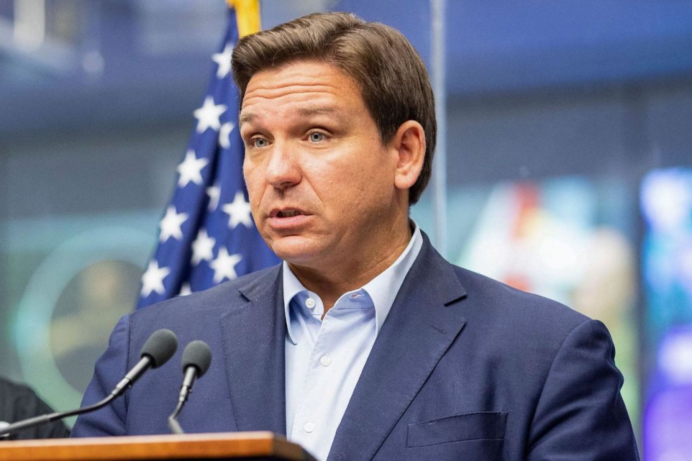 Ron DeSantis firmó las nuevas leyes en Loxahatchee junto a oficiales de la Patrulla de Carreteras de Florida (Foto: AFP)