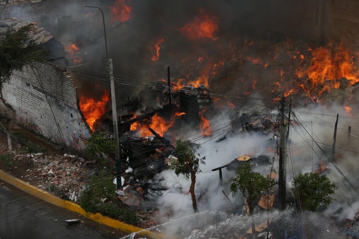 Un incendio fuera de control es atendido por 15 unidades de bomberos. (Foto: César Bueno/@photo.gec)