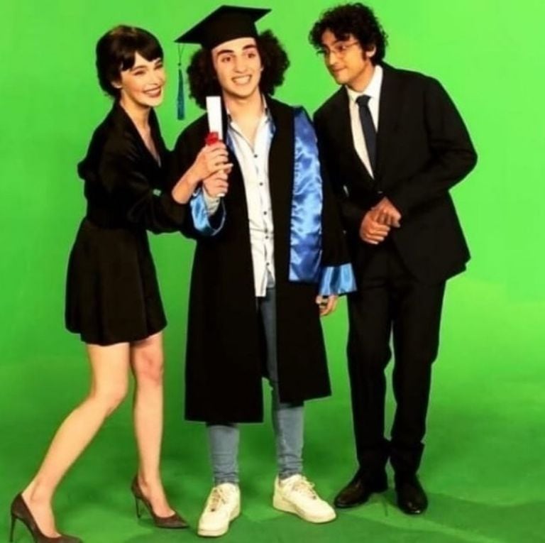 Ali Vefa y Nazli junto a su hijo egresado de la escuela (Foto: Twitter)