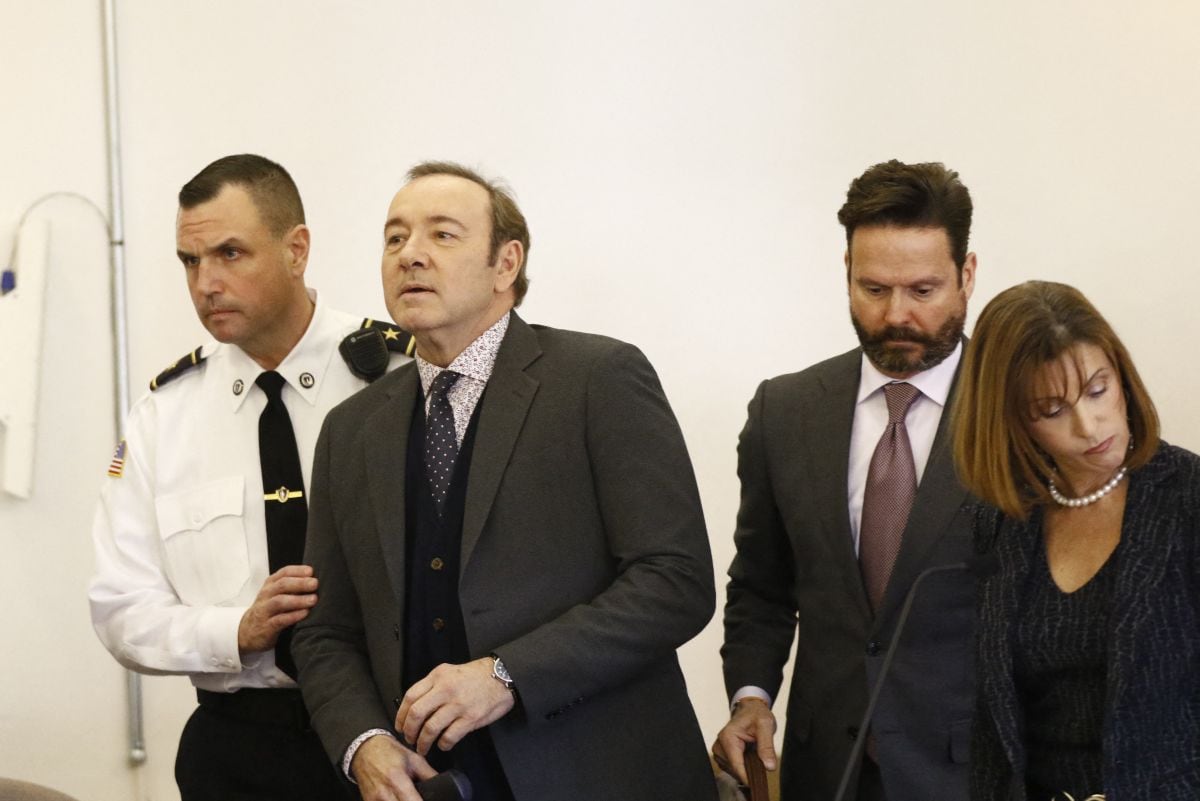 Kevin Spacey es acompañado a un asiento diferente por un funcionario judicial durante su lectura de cargos en el Tribunal de Distrito de Nantucket en Nantucket, Massachusetts, el 7 de enero de 2019 (Foto: Nicole Harnishfeger / POOL / AFP)