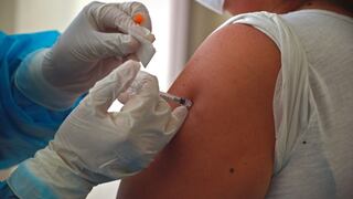 Médico italiano fingía inmunizar a pacientes antivacunas y terminó arrestado por la policía