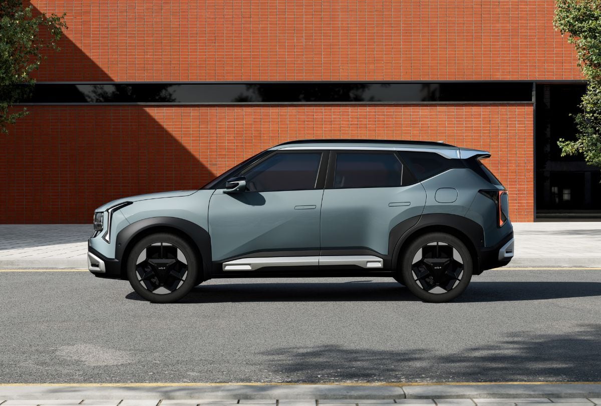 Desde el lateral se observan sus proporciones compactas: mide 4.430 mm de largo, 1.830 mm de ancho y 1.600 mm de alto. (Foto: Kia)