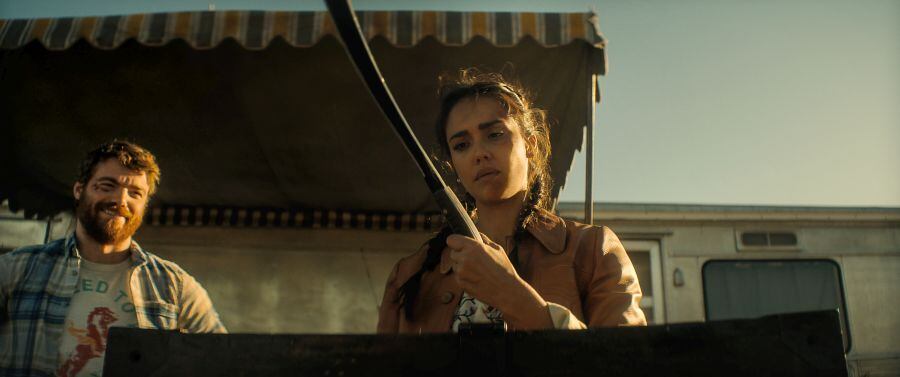 Gabriel Basso acompaña a Jessica Alba en un papel bastante superfluo de "Detonantes" de Netflix.