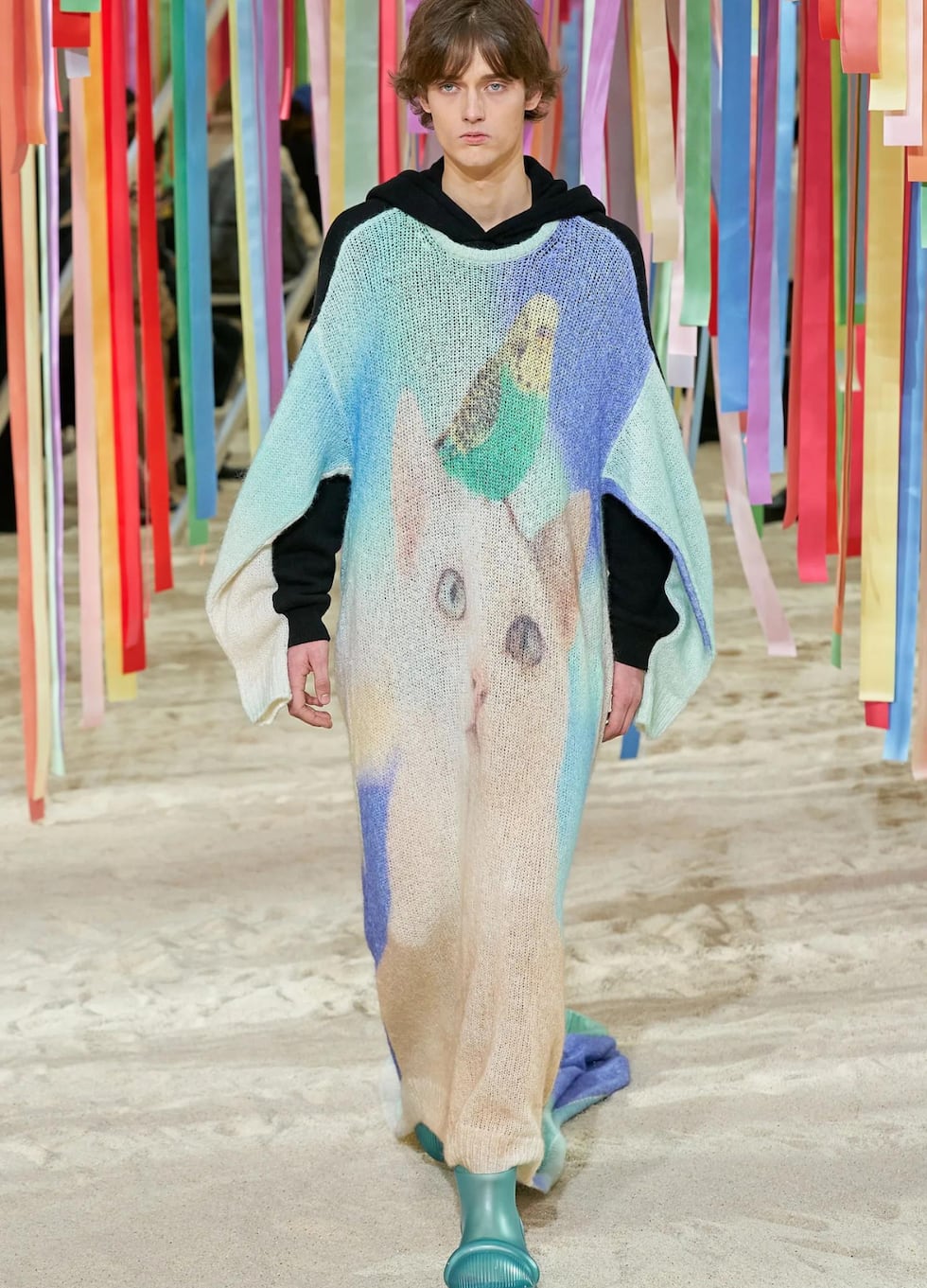 El alma del gato se ve a través de la mirada y eso es lo que Loewe transmitió en algunos de sus looks de la temporada otoño/invierno 2022, donde camisetas y largos vestidos le cedieron el protagonismo a estampados de gatos inusuales: uno mirando pajaritos y el otro con cara humana.
(Foto: Gorunway.com)