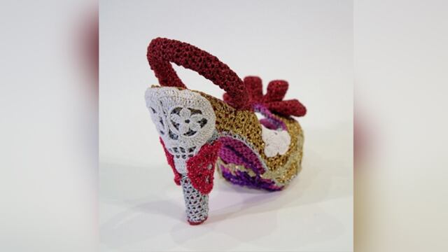 Mira estos zapatos a crochet creados por la diseñadora Olek