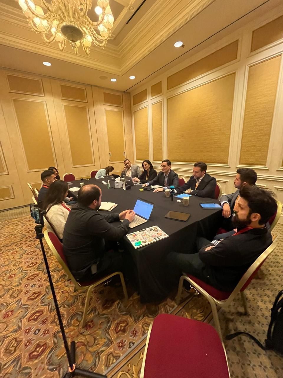 Wong junto a otros miembros de AWS en una charla con periodistas de Perú, Colombia y México en el AWS re:Invent 2025. (Foto: LinkedIn Karla Wong)