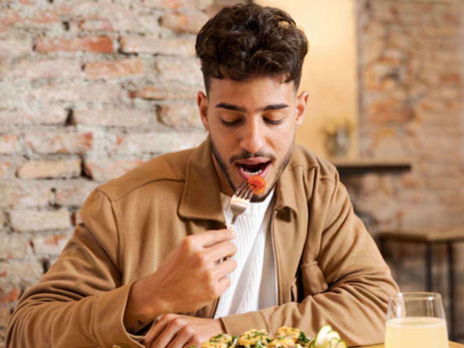 Una persona que mastica rápidamente puede padecer de estrés o ansiedad. (Crédito: Freepik)