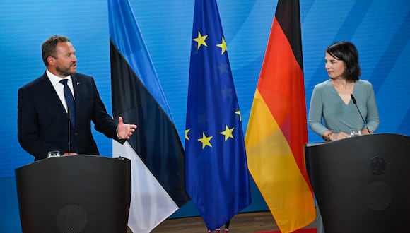 La ministra de Relaciones Exteriores de Alemania, Annalena Baerbock (derecha), y el ministro de Relaciones Exteriores de Estonia, Margus Tsahkna. (Foto de Tobias SCHWARZ / AFP)
