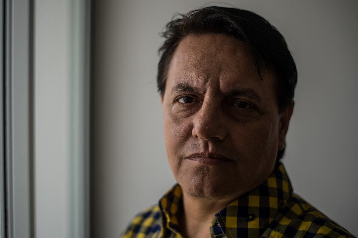 El periodista ecuatoriano y candidato a las elecciones presidenciales por la alianza Construye-Gente Buena, Fernando Villavicencio, posa para fotos en Lima el 19 de abril de 2017. (Foto de ERNESTO BENAVIDES / AFP)