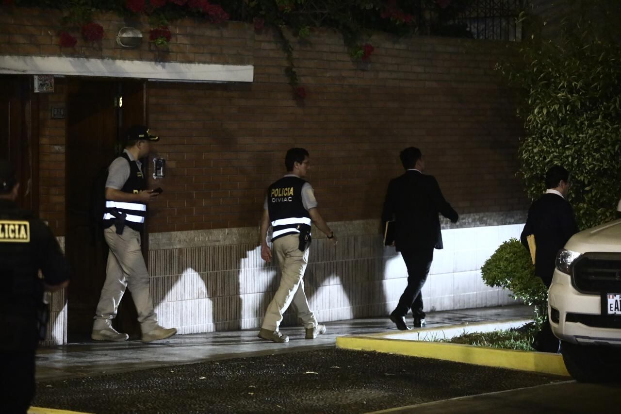 El coronel PNP Colchado saliendo de la casa de Boluarte, en Surquillo, una vez que concluyó el allanamiento a esa propiedad de la presidenta. (Foto: César Grados | El Comercio)