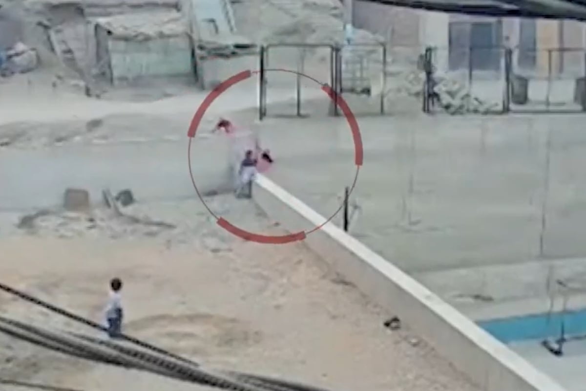 La menor sufrió fracturas en el cráneo, muñeca y rostro tras caer desde cinco metros de altura. (Foto: Captura/América Noticias)