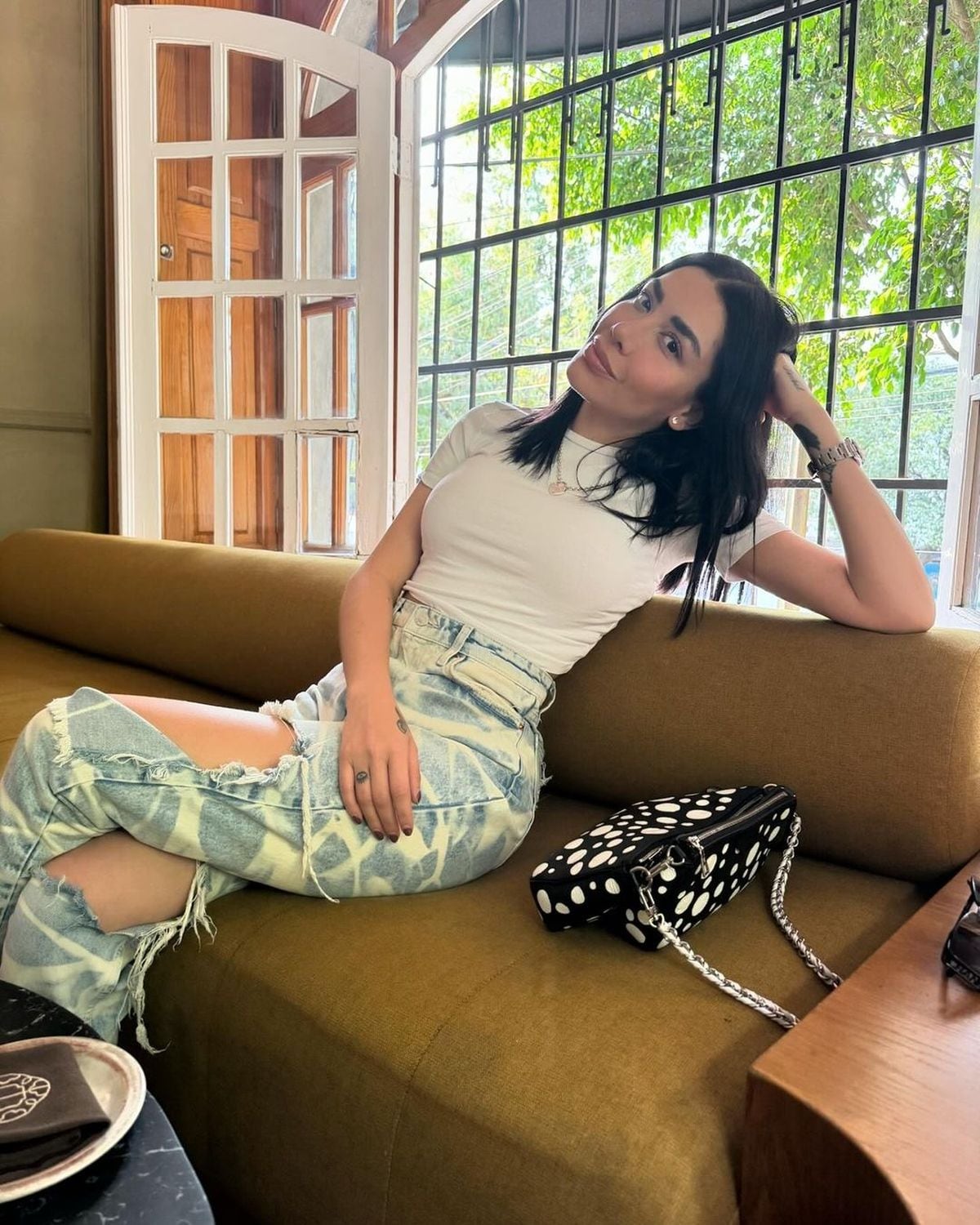 No cabe duda que ella sabe lo que es posar para la cámara. Aquí muy relajada (Foto: Karime Pindter / Instagram)