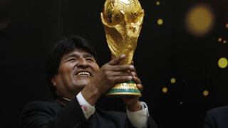 Evo Morales levanta la Copa del Mundo en Palacio de Gobierno