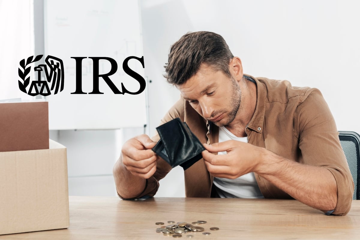 Una persona viendo su billetera. (Foto: Freepik)