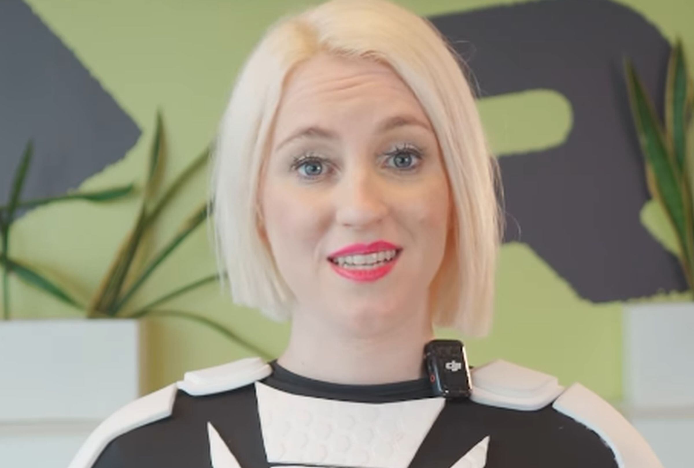 VIDEO VIRAL | Rocío Buffolo, quien aparece en esta imagen, confesó que tiene un novio robot. (Foto: @resumidoinfo y @chicarobot / Instagram)