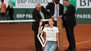 Tensión en Roland Garros: activista se ató del cuello a la red en plena semifinal | FOTOS