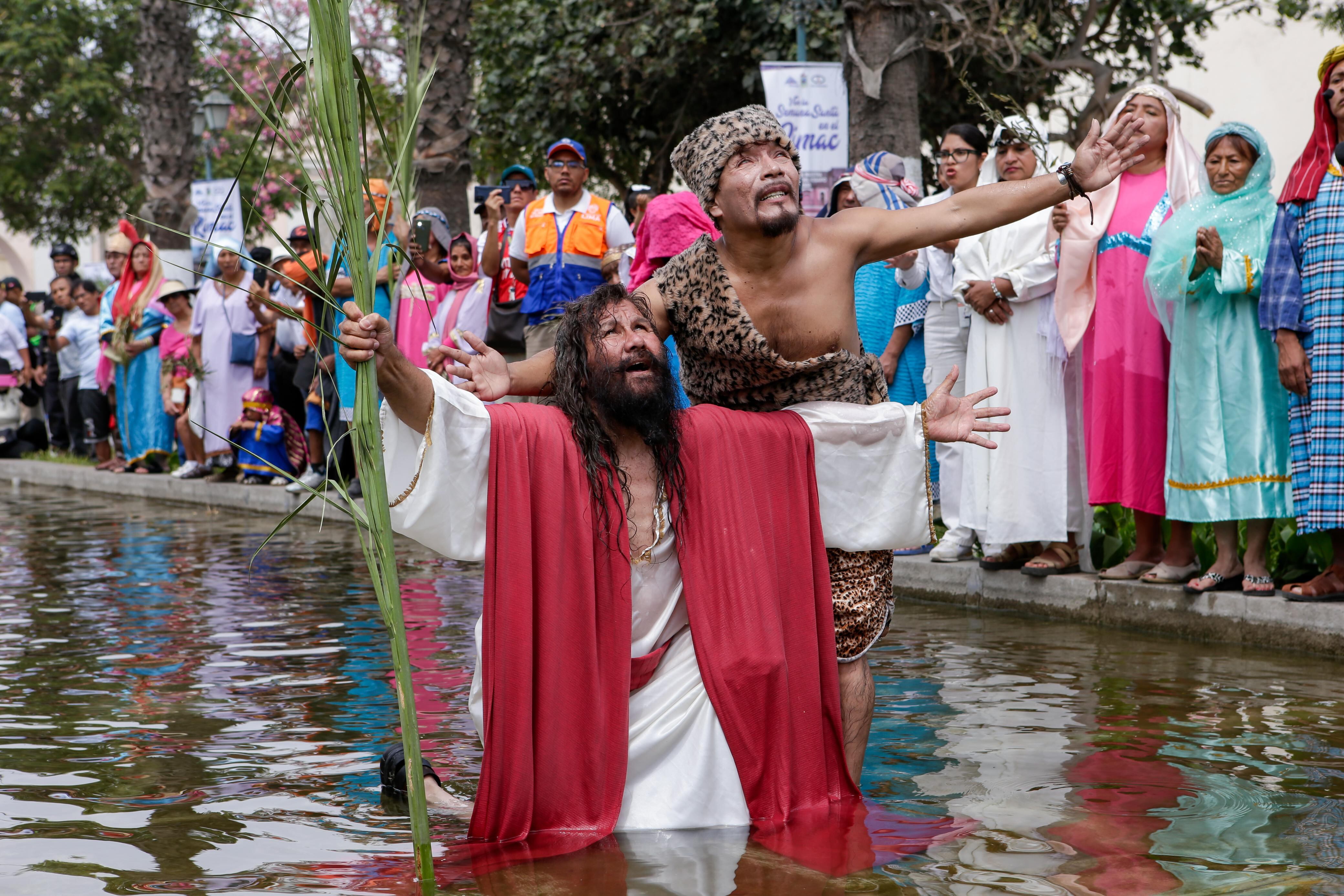 Mario Valencia Rivadeneira se presentó este Jueves Santo con un bastón de palma de dos metros. Foto: Fernando Sangama / @photo.gec