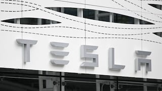 Tesla llega a acuerdo en demanda por choque mortal que involucra a su piloto automático