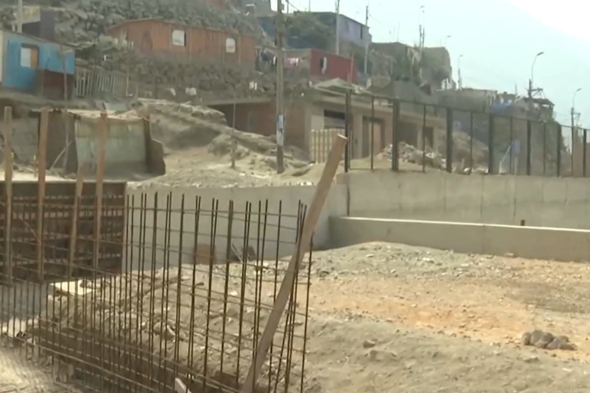 Vecinos denuncian abandono de la obra y falta de señalización en la losa deportiva. (Foto: Captura/América Noticias)