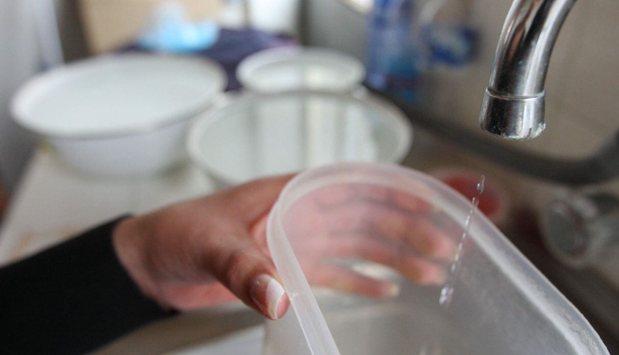 Entre los principales motivos de la suspensión del servicio están las limpiezas de reservorios y las reparaciones de tuberías rotas. (Foto: El Comercio)