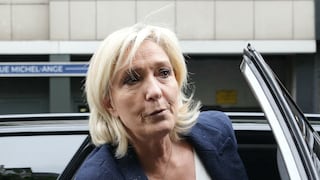 Más de 200 renuncias en la segunda vuelta para intentar evitar mayoría absoluta de Le Pen en Francia