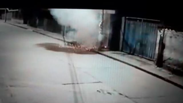 Manchay: graban a traficantes de terrenos detonando explosivo en puerta de casa | VIDEO