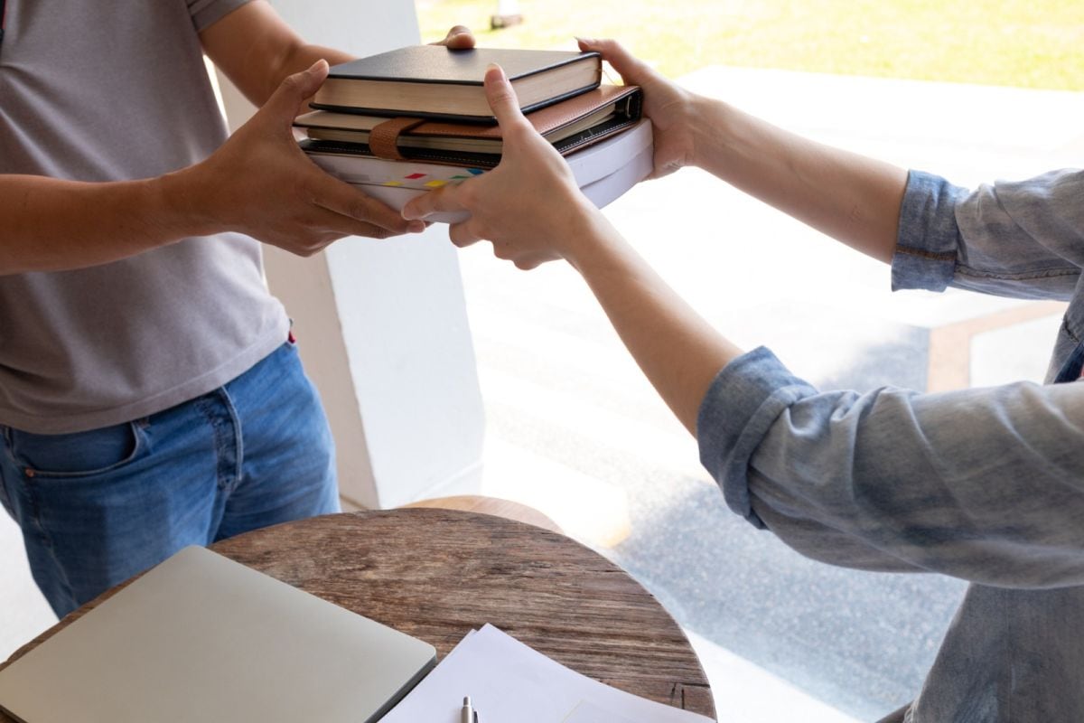 Uno de los rasgos más comunes de las personas confiables es que no dejan asuntos pendientes como devolver lo prestado. (Foto: korawat thatinchan / iStock)